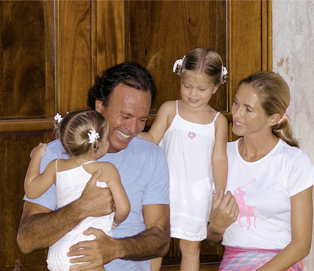 Julio Iglesias y Miranda Rynsburger con sus hijas Victoria y Cristina