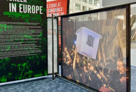 La Eurocámara exige la retirada de una imagen de apoyo al 1-O de la exposición de Puigdemont