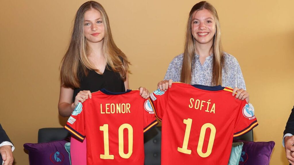 La Princesa Leonor y la Infanta Sofía con las camisetas de la selección española de futbol. (Fuente: Casa Real)