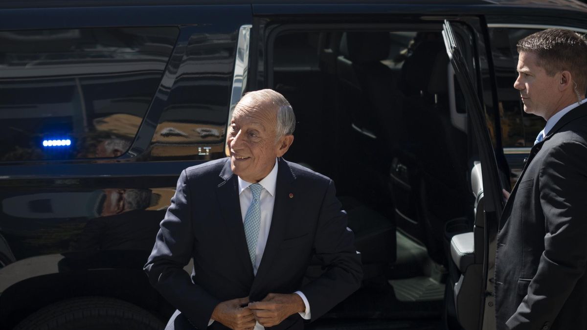 El presidente de Portugal levanta la polémica tras comentar el escote de una chica en Canadá