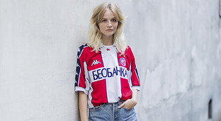 Las camisetas de fútbol marcan gol entre las tendencias de moda femenina