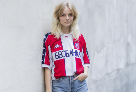Las camisetas de fútbol marcan gol entre las tendencias de moda femenina