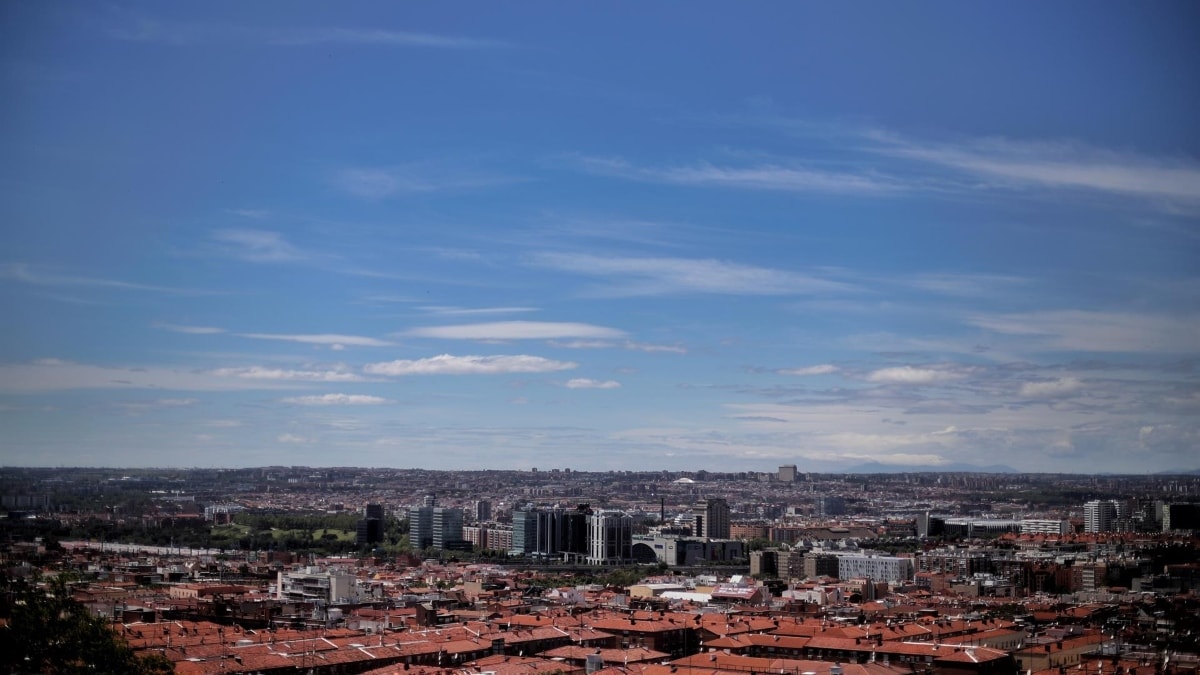 Las temperaturas aumentan este lunes y predominan los cielos despejados