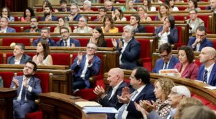 El Parlament de Cataluña consuma su órdago y condiciona el apoyo a Sánchez a un referéndum