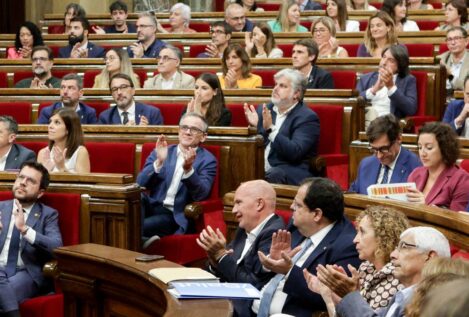 El Parlament de Cataluña consuma su órdago y condiciona el apoyo a Sánchez a un referéndum