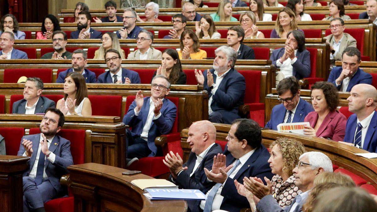 El Parlament de Cataluña consuma su órdago y condiciona el apoyo a Sánchez a un referéndum