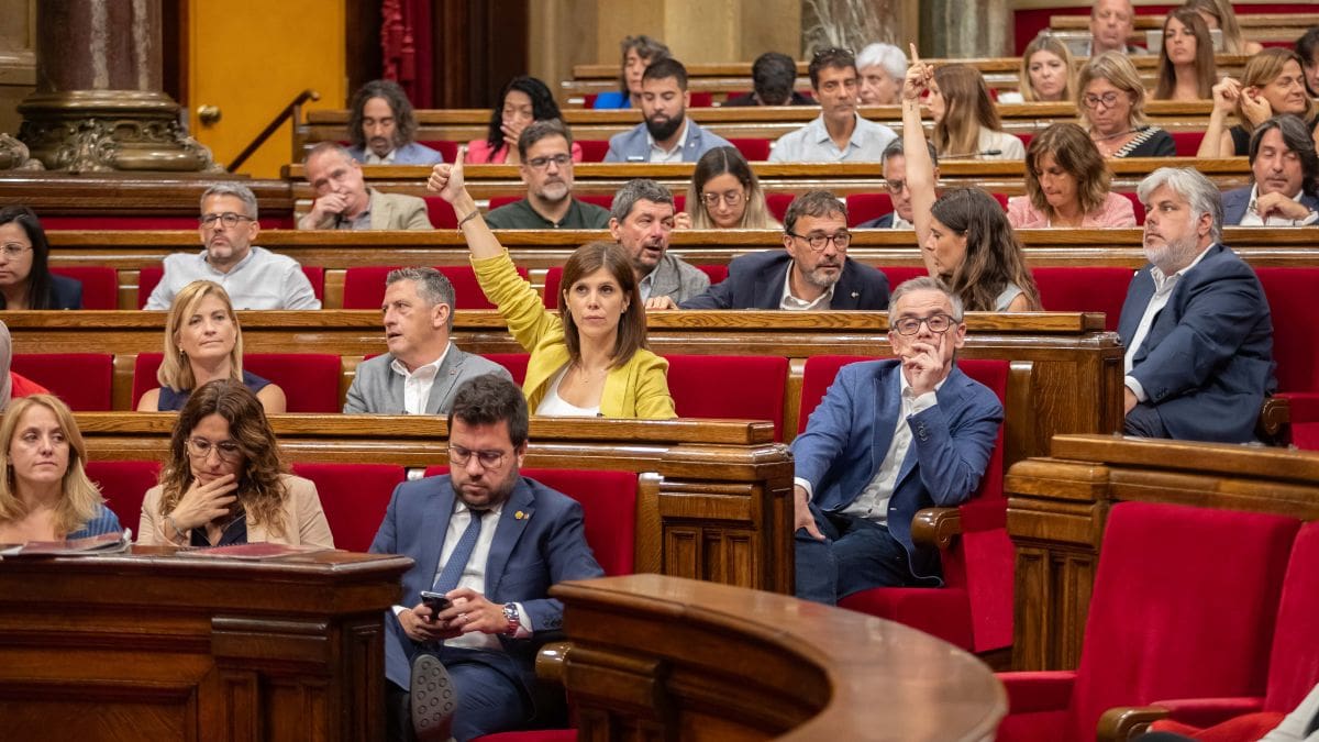 La Mesa del Parlament da luz verde a votar la resolución de ERC y Junts sobre el referéndum