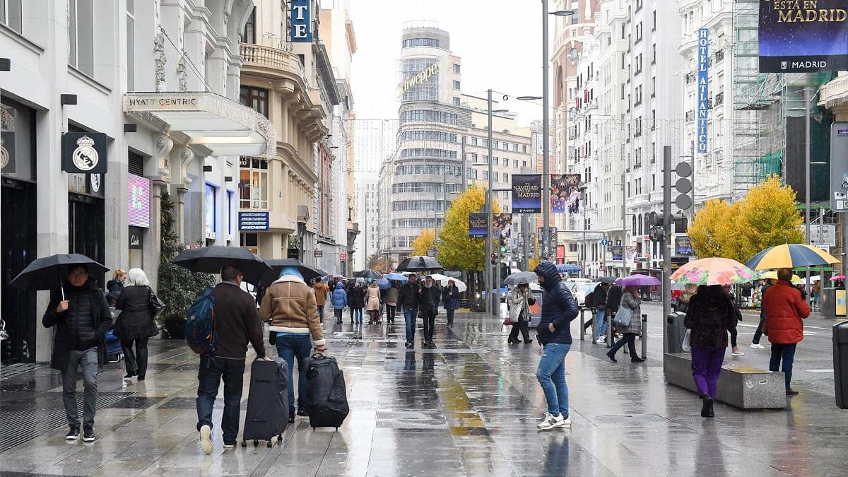 La lluvia provoca incidencias en Cercanías y Metro de Madrid y retenciones en carreteras