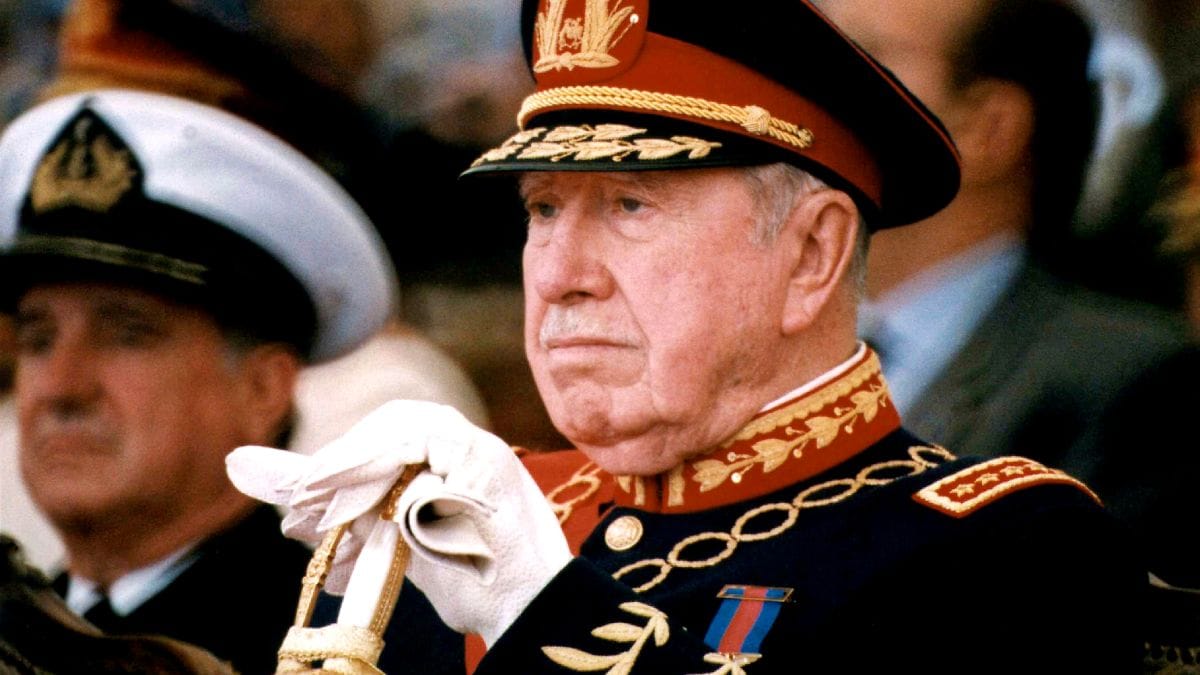 El Gobierno retirará a Pinochet la Gran Cruz concedida por España en 1975