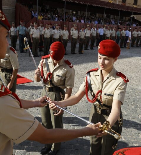 La princesa Leonor recibe el sable de cadete en la Academia General Militar