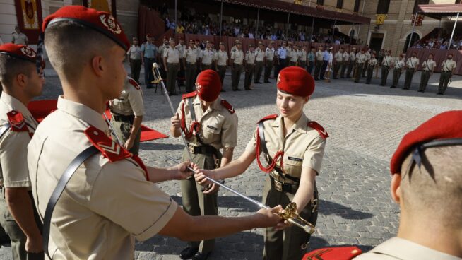 La princesa Leonor recibe el sable de cadete en la Academia General Militar