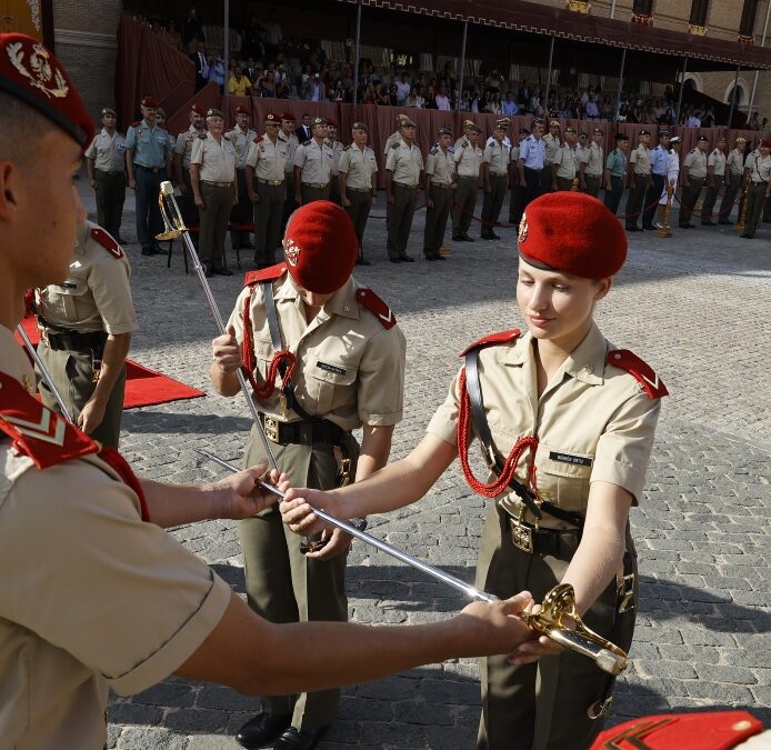 La princesa Leonor recibe el sable de cadete en la Academia General Militar