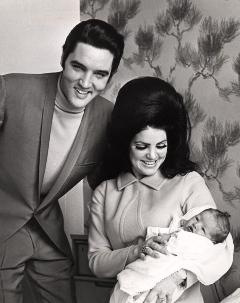 Priscilla y Elvis Presley presentando a su hija Lisa Marie