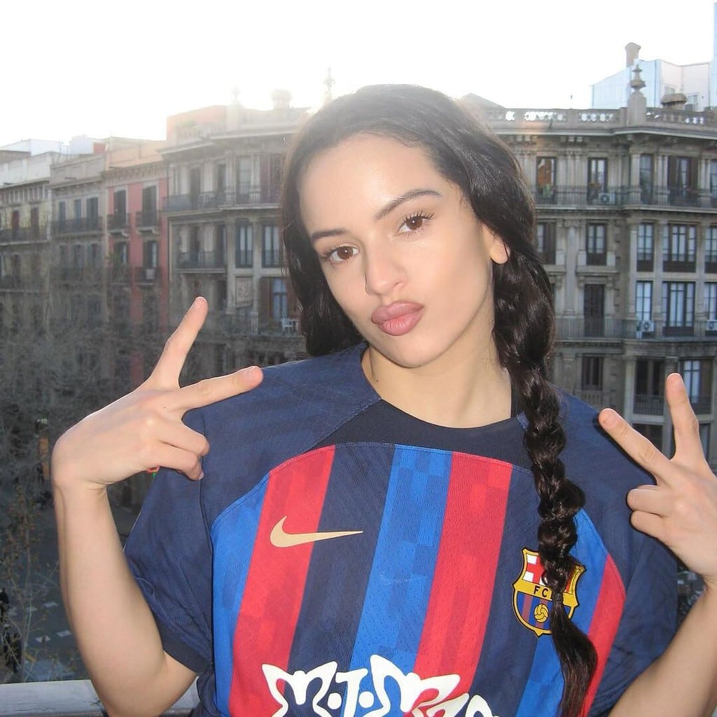 La cantante Rosalía con la camiseta del Barça. (Fuente: Instagram)