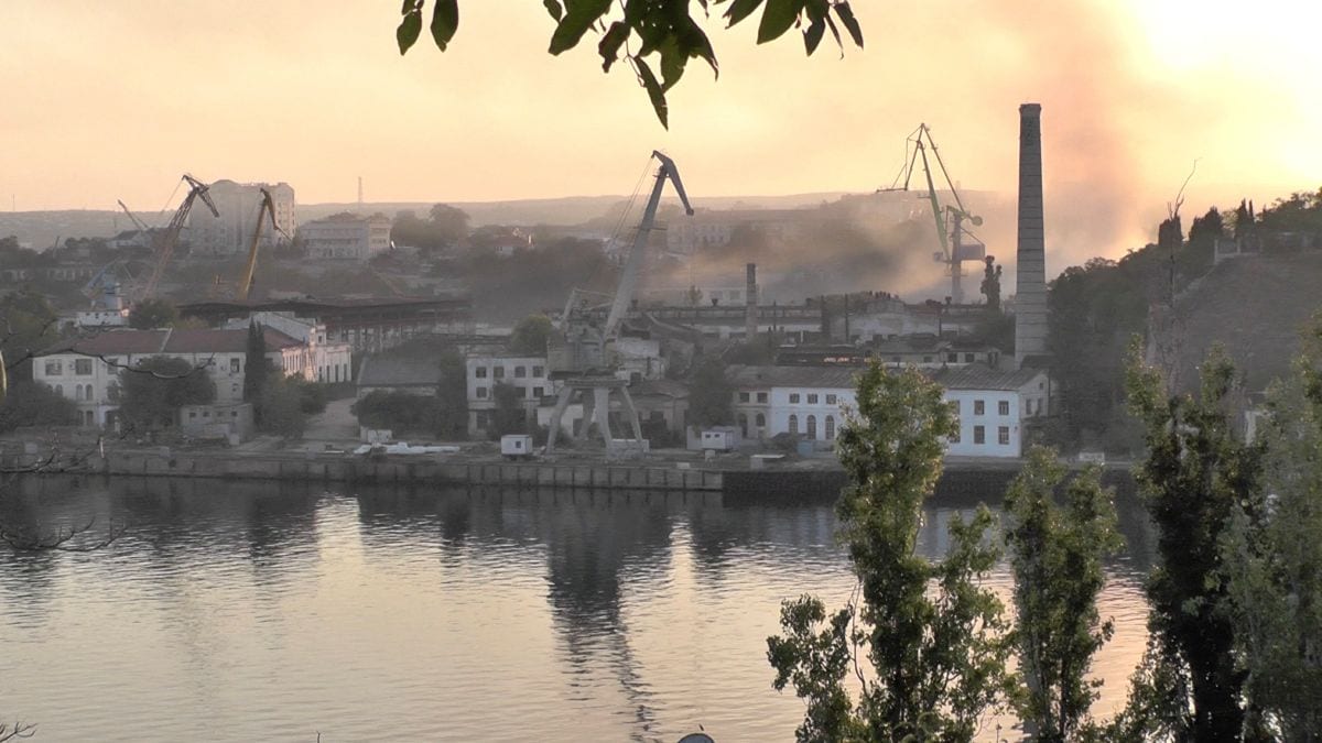 Ucrania daña dos barcos rusos en un ataque con misiles contra la base naval de Sebastopol