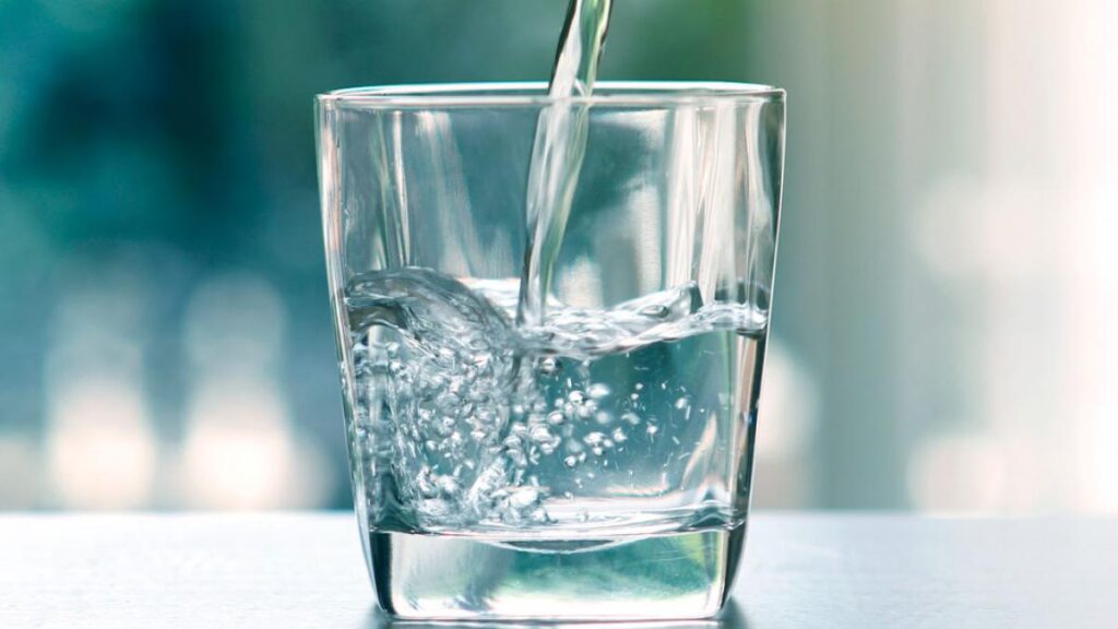 Esta es la relación real que existe entre beber agua y perder peso
