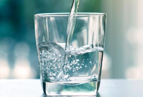 La relación real que existe entre beber agua y perder peso