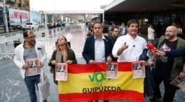 Vox protesta ante el Festival de San Sebastián en el estreno del documental de Josu Ternera