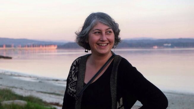 El 'lobby trans' pide expulsar de su trabajo a una profesora por sus 'likes' a entidades feministas