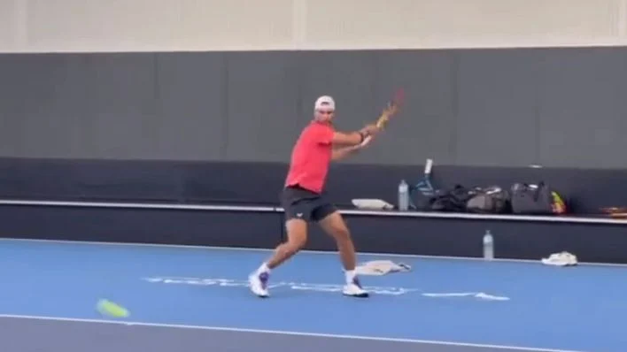Nadal vuelve a dejarse ver sobre una pista
