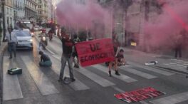Detenidos dos miembros de Futuro Vegetal por pegarse al asfalto en Granada