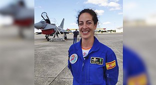 La primera militar en saltar con la bandera en el 12-O: «En mi primer salto tenía mucho miedo»