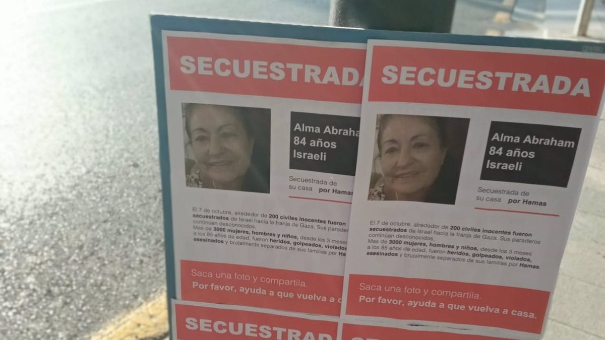 Aparecen carteles en Palma con imágenes de personas secuestradas por Hamás en Israel