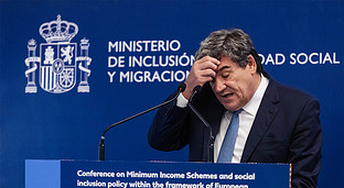 El Gobierno traslada a la desesperada a 1.200 inmigrantes de Canarias a la Península