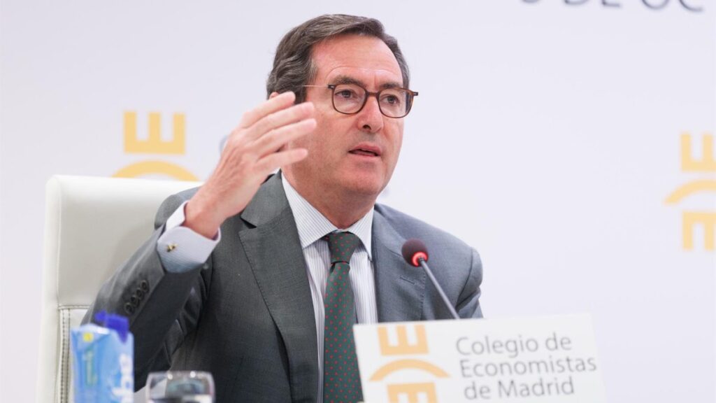 El presidente de la CEOE, Antonio Garamendi, volvió a defender decisiones de replantearse inversiones como Repsol.