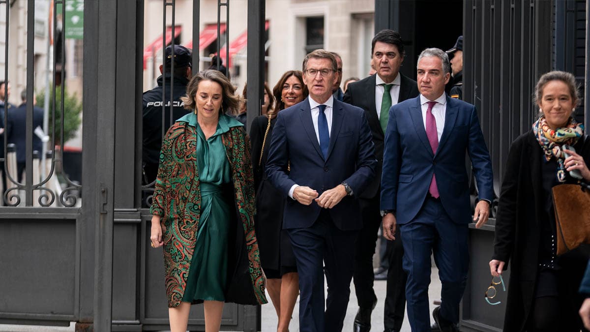 Feijóo afirma que el PSOE se ha «rendido» con la foto con Puigdemont: «Es una humillación»