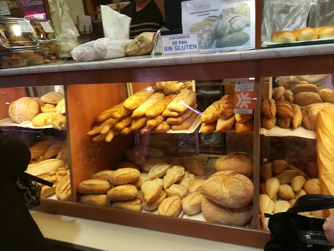 Uno de los puestos de pan del Mercado de Abastos en Chiclana de la Frontera