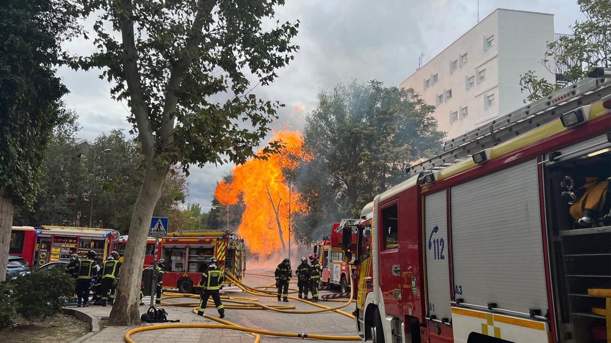 Dos colegios mayores desalojados por la explosión de una tubería de gas en Madrid