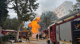Dos colegios mayores desalojados por la explosión de una tubería de gas en Madrid