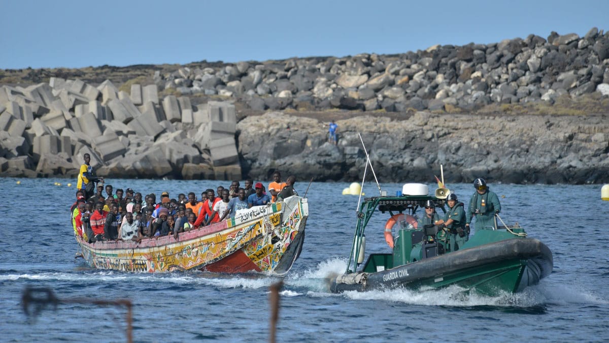 El Gobierno admite el traslado de entre 5.000 y 6.000 inmigrantes de Canarias a la Península