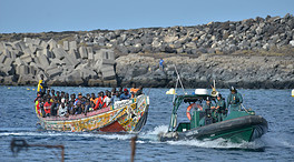 El Gobierno admite el traslado de entre 5.000 y 6.000 inmigrantes de Canarias a la Península