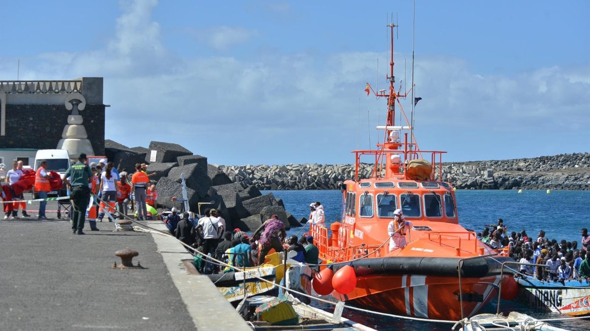 Granada y Almería acogerán a 300 inmigrantes procedentes de Canarias