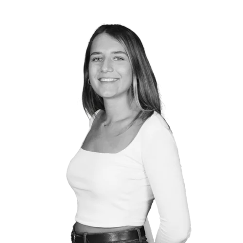 Carlota, la discreta hija de Pérez-Reverte que es arqueóloga ...