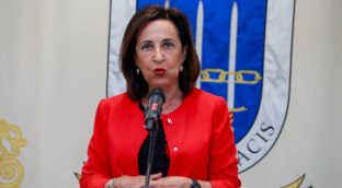 El Gobierno critica la «irresponsabilidad» de Trump con su «guiño» al «dictador» Putin