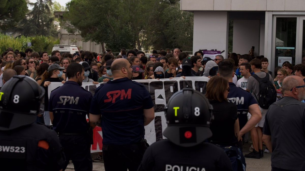 Los Mossos protegen la carpa de ‘S’ha acabat!’ de un escrache independentista