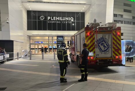 Desalojado el Centro Comercial Plenilunio por un incendio en la cocina de un restaurante
