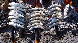 Qué comer en Málaga: saborea los auténticos espetos de sardinas a la brasa