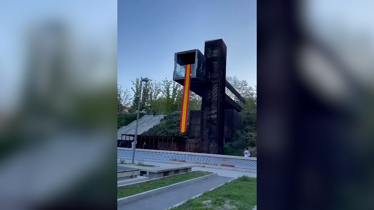 Rompen la bandera de España en la Universidad Complutense de Madrid