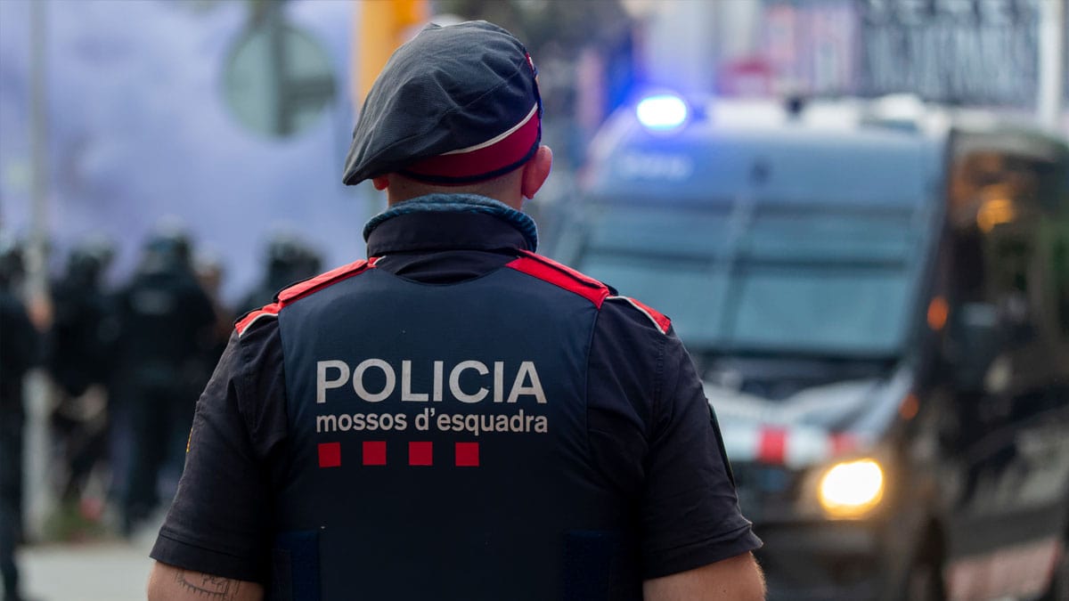 Un hombre intimida a una mujer con un cuchillo y profiere gritos a favor del Islam en El Prat