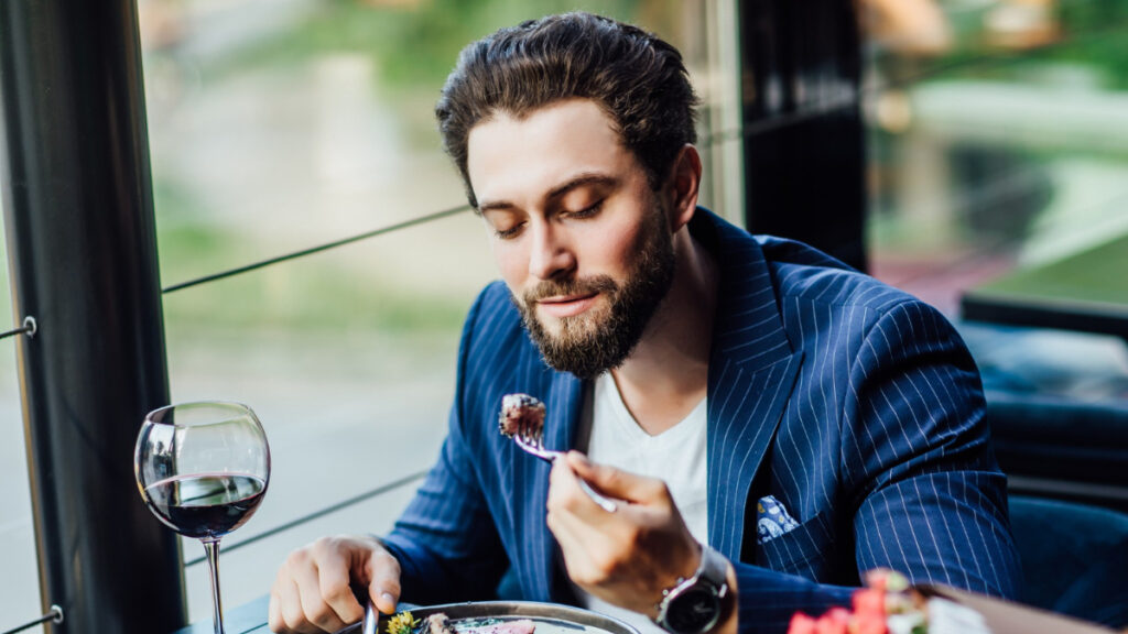 Un hombre comiendo