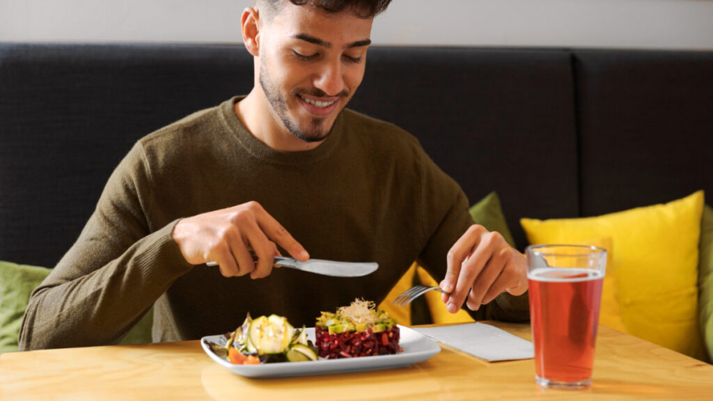 Un hombre empieza a comer