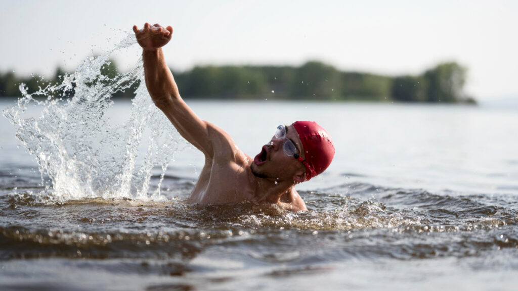 Un hombre nadando en un lago