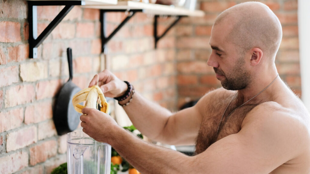 Un hombre prepara un batido de proteínas. ©Freepik.
