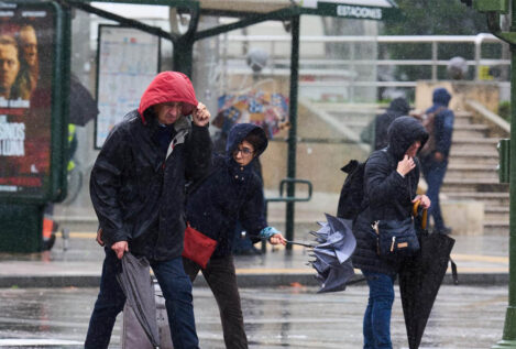 La borrasca 'Celine' pone en riesgo por lluvia y oleaje a una decena de provincias