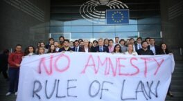 Las juventudes del PP de Madrid protestan en Bruselas contra el Gobierno: «No a la aminstía»