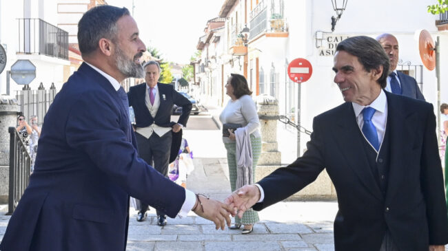 La buena sintonía entre Santiago Abascal y Aznar en la boda de la hija de Mayor Oreja
